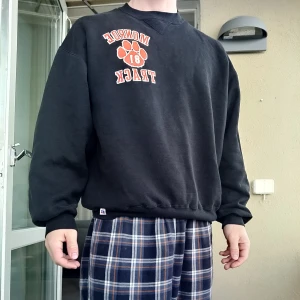 Russel athletic sweatshirt - Sjukt fin vintage Russel tröja med ascoolt tryck.  Riktigt snygg sån retro passform. Storlek XL på lappen men passar M/L.  Svårt att hitta dessa Rätt bra skick