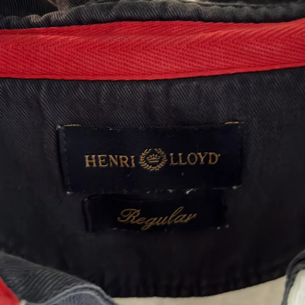 Säljer min Henric Lloyd inga hål eller fläckar.. Skjortor.