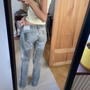 Gröna jeans - Jättefina lågmidjade gröna jeans med snygg tvätt! De är insydda och en rak modell! 