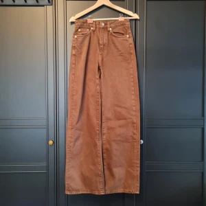 Straightleg Jeans - Bruna jeans med raka ben. Oanvända. 