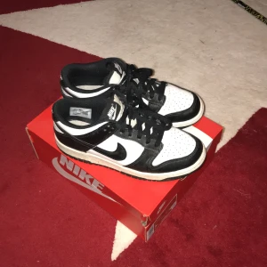 Nike dunk pandas - Ett par Nike dunk pandas i väldigt bra skick. Är i storlek 37,5 och kostade 1450.