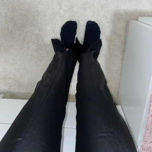 Slit byxor - Jätte fina byxor med slit vid benen. Jätte fin material.Köpt på Gina tricot. Aldrig använd. För mer frågor och bilder kontaktas mig.