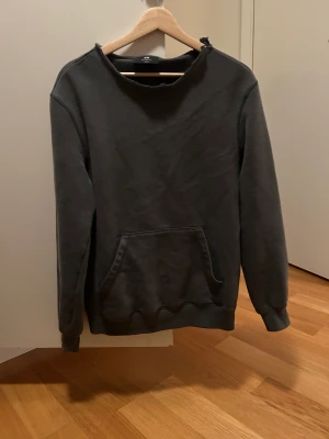 Mörkgrå sweatshirt - Den här så mysiga mörkgråa sweatshirten i storlek xs säljer jag nu💛