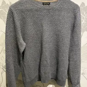Grå Massimo Dutti stickad/sweater Står att den är medium men passar mer åt small  