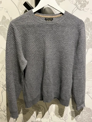 Massimo Dutti Sweater - Grå Massimo Dutti stickad/sweater Står att den är medium men passar mer åt small  