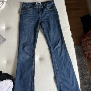Lågmidjade jeans  - Lågmidjade jeans med bootcut från zara, storlek 40 men passar även en 38. Superfint skick. Knappt använda 