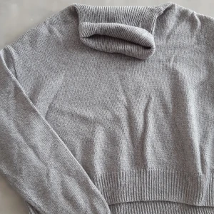 Tröja från H&M, storlek xs - Storlek xs. Den är lite croppad men fortfarande känns den som vanlig längd.