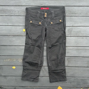 Capri  - Capri jeans med rose knappar. Skriv vid mått 📏 