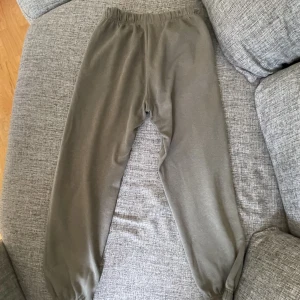 Mjukisbyxor  - Sköna ”loose” mjukis byxor kan ha dem i olika stilar som: Y2K street och oversized look perfekta att röra sig i, dem är för små för mig nu men hoppas på att dem kommer hitta ett nytt hem😊