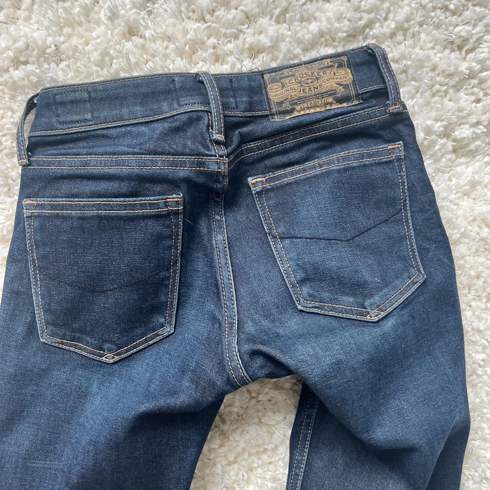 Säljer ett par Lågmidjade jeans som passar storlek xxs. De är flare i benen och väldigt fina. Skulle säga att de passar någon som är runt 160. FRI FRAKT IMORGON 24/9. Jeans & Byxor.