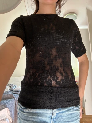 Spetstopp - Den här så fina unika vintage Marlene Birger spets toppen är så fin men har ett fult sträck/söm som jag sydde på framsidan på bild nummer 2 därför kan man ha den bak och fram som jag har på bild 1!💚