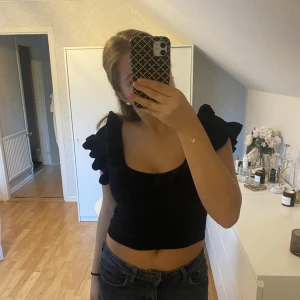 Stickad topp💖 - Jätte gullig stickad topp som aldrig kommer till användning! Endast använd 1-2 gånger så den är i gott skick❤️‍🔥 köparen står för frakt!!