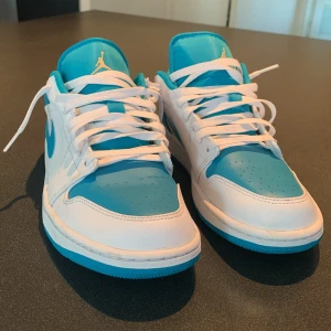 Air jordan 1 Low blå/vit - Nike, jordan.Som nya.  Mycket fint skick, använda tre gånger. 