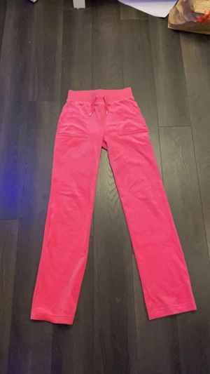 Juciy conture byxor  - Säljer dessa rosa Juciy byxor med fickor bak. De är i xs och de har fått små svarta fläckar på bakfickan. Köpta för 1100 på deras hemsida och säljer för 550. 