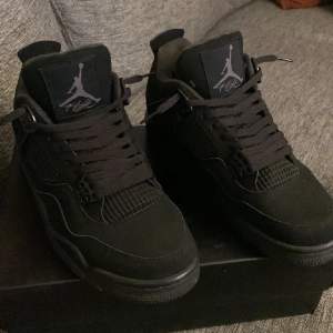 Säljer dessa feta Jordan 4 black cats. Skick 8/10. Köparen står för frakten. Kan gå ner i pris vid snabb affär