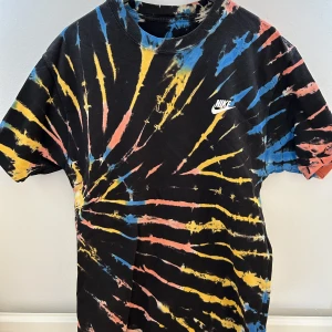 oversized nike t-shirt mönstrad - oversized nike t-shirt, i strl xs men passar för S och M, bra skick