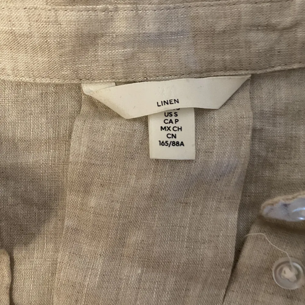 En fin croppad linne skjorta i strl s, andvänd endast två ggr så i ett väldigt bra skick. . Skjortor.