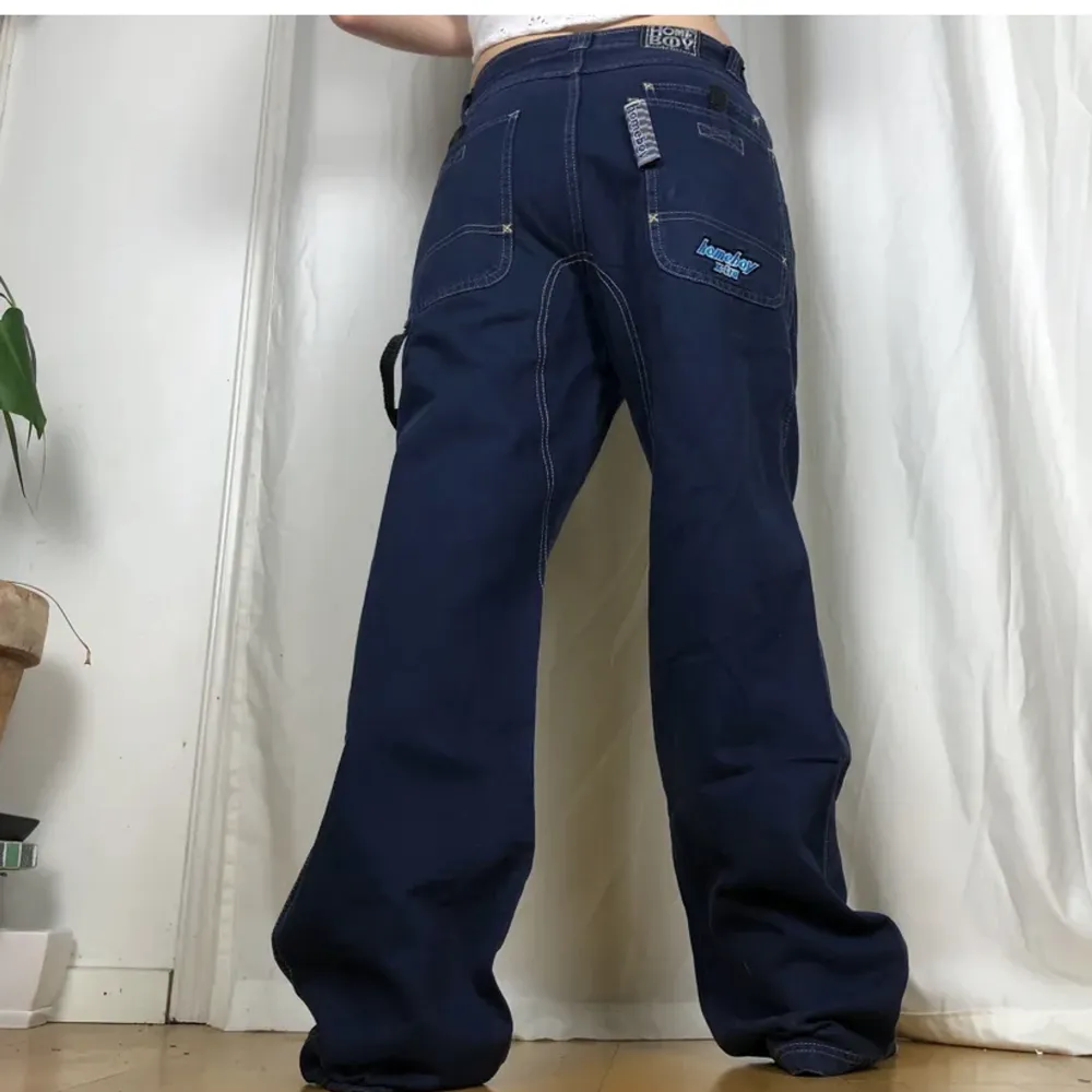 så snygga jeans som inte kommer till användning. (andra bilden är från förra användaren) Innerben: 80cm  Midja rakt över: 36. Jeans & Byxor.