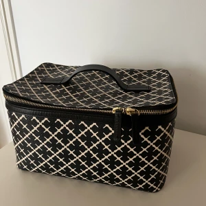 Perfekt sminkväska  - Säljer nu min Marlene Birger sminkväska då jag inte använder den som jag önskar. Den har några fläckar inuti som jag inte försökt att få bort än.   Kan skickas om köparen står för frakten   Nypris: 2 800kr - 3 200kr 