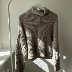 Stickad tröja - Superskön stickad tröja med kabelstickade ärmar⚡️