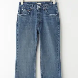 Säljer nu mina jeans från Gina Tricot då de inte kommer till användning, är i mycket sparsamt skick. Nypris 500 kr säljs för 250kr + frakt💗 går att diskutera pris vid snabb affär.