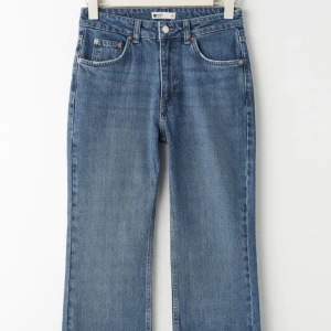 Gina Tricot jeans  - Säljer nu mina jeans från Gina Tricot då de inte kommer till användning, är i mycket sparsamt skick. Nypris 500 kr säljs för 250kr + frakt💗 går att diskutera pris vid snabb affär.