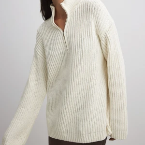 Stickad tröja  - Stickad tröja ifrån NAKD. Använd ett fåtal gånger. Är oversized!!! Köpt för 349kr 🤍