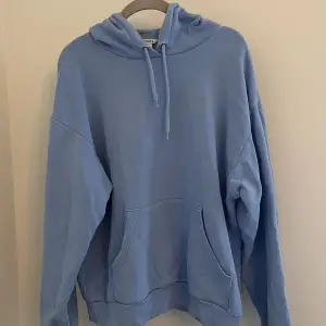 Säljer denna baby blå Hoodie från Monki i storlek S. Perfekt nu till hösten/vintern. Bra skick men säljer då den inte kommer till användning. OBS ingen fri frakt. Köparen står för frakt. Dm för fler bilder💕💕💕