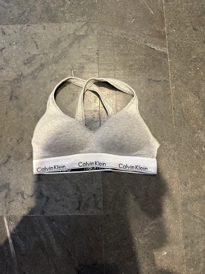 Ck bralette m 🩶 - 10/10 i skick. Storlek m, sitter som en 70b-75c skulle jag säga! Klicka på köp nu så är den din. Försten till kvarn på allt ❤️