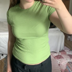 Topp - Grön topp från Weekday, använd få gånger 😇 Säljer för 80kr 