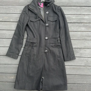 Kappa  - Perfekt Pressad Ull kappa ifrån Frankrike soft grey. Säljer denna skönhet då jag har så många kappor. Bästa investeringen 🧘🏼‍♀️ även den använd så varsamt 2/3 gånger, inte ens några nopprar på ärmen. Sitter längst kroppen och är en bra vinter kappa ❄️ 