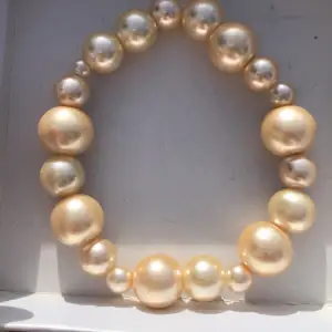 Vackert pärlarmband av guldaktiga pärlor i olika storlekar. Handgjort och nytt. Kontakta gärna vid frågor.  Har också andra smycken på min profil.