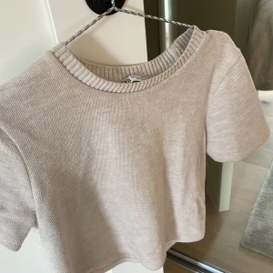 Zara topp - Säljer min zara topp som är använd ca 6 gånger. Den är i stolek M men är liten i storleken! Sista bilden ör lånad men den sitter likadant! Skriv vid intresse eller lägg bud!🙌🏻