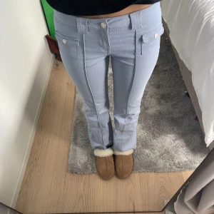 Blåa lågmidjade jeans - Perfekta lågmidjade jeans från h&m i blå. Andvända en gång. Sköna. Jag är 168cm och de går ner till golvet på mig 