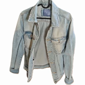Jeansjacka - Jeansjacka från Zara i bra skick, använd sparsamt så skick är 8/10. Storlek M och passar bra som vår/höstjacka.