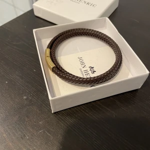 John Henric läderarmband  - Tja säljer ett läder armband från John Henric på grund ut av att jag inte använder det.