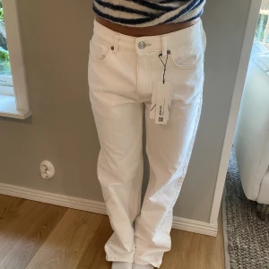 Jeans - Snygga oanvända jeans från Zara!!💕💕 Tillkommer med att du kan göra midjan ännu mindre med hjälp av det som hänger ut på andra bilden! Om man inte är i behov av det så syns den inte genom att stoppa ner det i jeansen!  