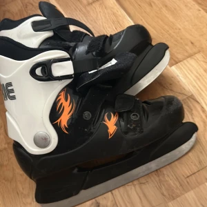 Skridskor 35 eu - Knappast använda har bara legat  Lite repor 