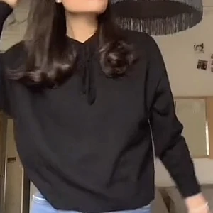 Stickad tröja - Så snygg stickad tröja med luva där bak i bra skick💕