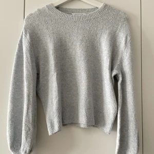 Tröja - Från other stories. Ser lite grå ut men den är ljusblå. 