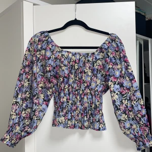 Blommig Blus - Ginatricot - Blommig och somrig långärmad blus från GinaTricot. Storlek 34. Mycket fin i skick.
