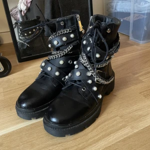 Stövlar från zara - Coola stövlar från zara med strass och pärlor, två pärlor är borta men det är inget som syns när man har de på sig, använda men fortfarande fina🤍🤍 