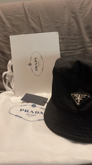 Prada fiskehatt - Prada hatt Limited edition. Size M