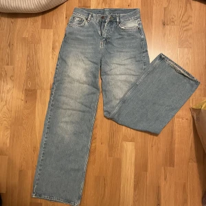 Junkyard jeans  - Mid rise jeans ifrån Junkyard ljusblå wideleg jeans fint skick bortsätt från  slitningen längst ner