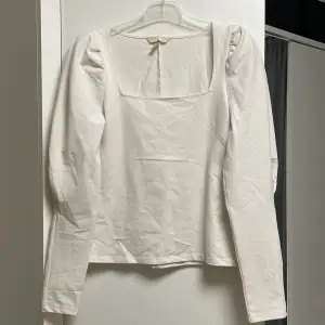 Vit tröja från H&M i storlek S. Den är i material bomull, samt polyester och 9% elastik. Den är nästan oanvänd. Mycket skön material. 