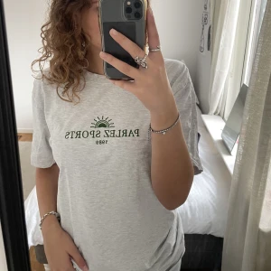 Vintage tröja med tryck - Vintage tröja med superfint grönt tryck. Köpt på Urban outfitters men från märket Parlez. 