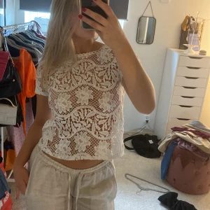 Vit topp - Snygg vit topp köpt här på plick precis men tyvärr för liten för mig😢 skriv för fler bilder