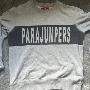 Para jumper tröja  - Grå parajumper tröja i topp skick i storlek L 