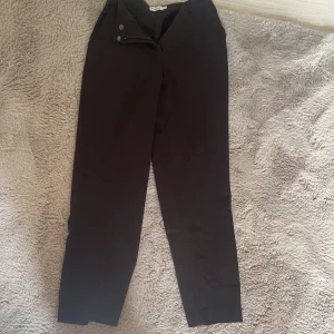 Kostymbyxor  - Svarta kostymbyxor från nakd i storlek 36, aldrig använda 