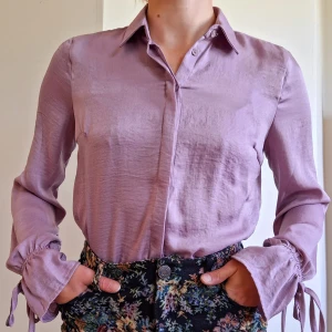 Blus - Lila blus i jätteskönt material! Snygga detaljer på ärmarna också. Det står xs men jag har oftast storlek s och tycker den passar fint. Gott skick!